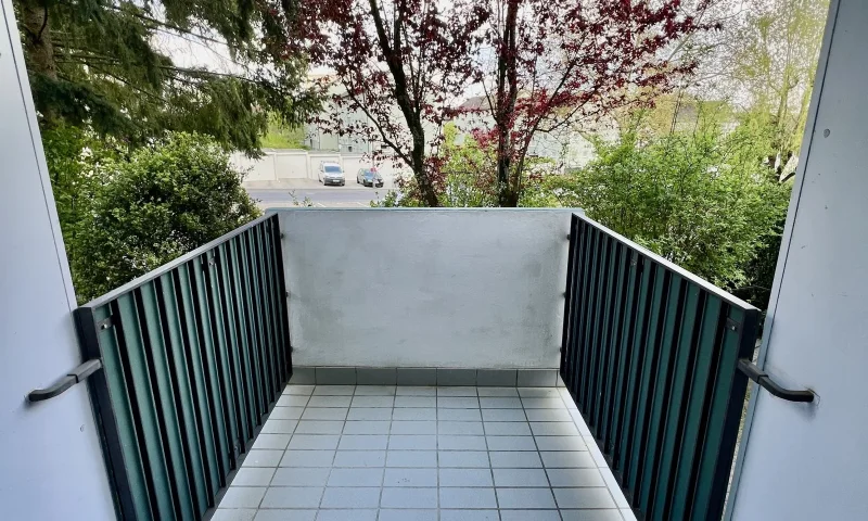 Familien sowie WG´s herzlichen willkommen: 3,5-Zimmerwohnung mit Balkon, Einbauküche und Garage