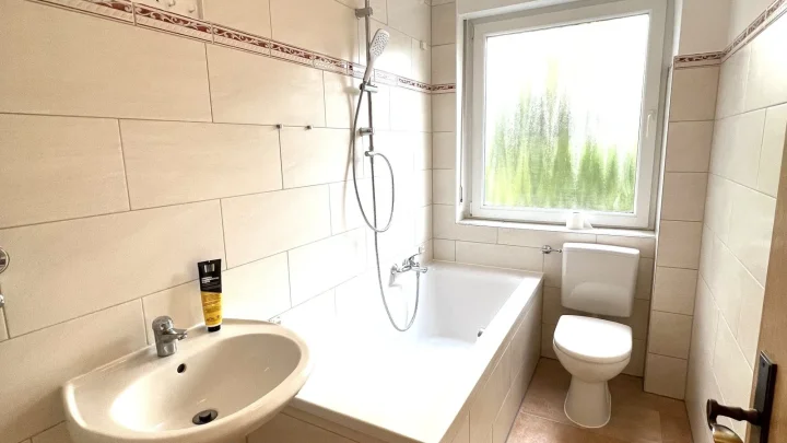Familien sowie WG´s herzlichen willkommen: 3,5-Zimmerwohnung mit Balkon, Einbauküche und Garage