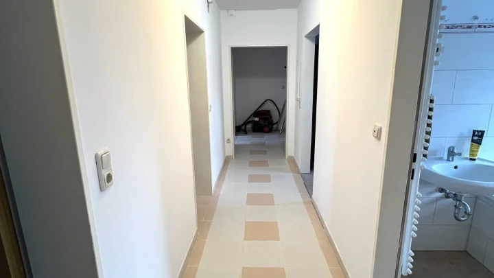 Familien sowie WG´s herzlichen willkommen: 3,5-Zimmerwohnung mit Balkon, Einbauküche und Garage
