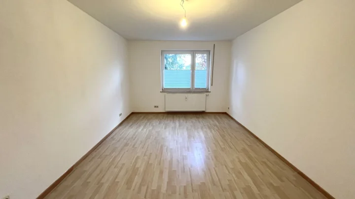 Familien sowie WG´s herzlichen willkommen: 3,5-Zimmerwohnung mit Balkon, Einbauküche und Garage